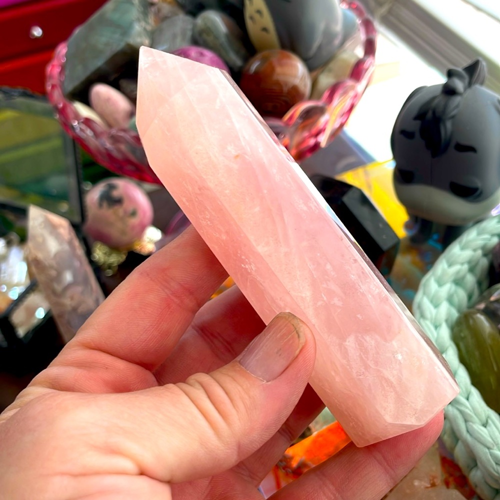 Shimmering ROSE QUARTZ Crystal tower! Internal rainbows and lots of iridescence